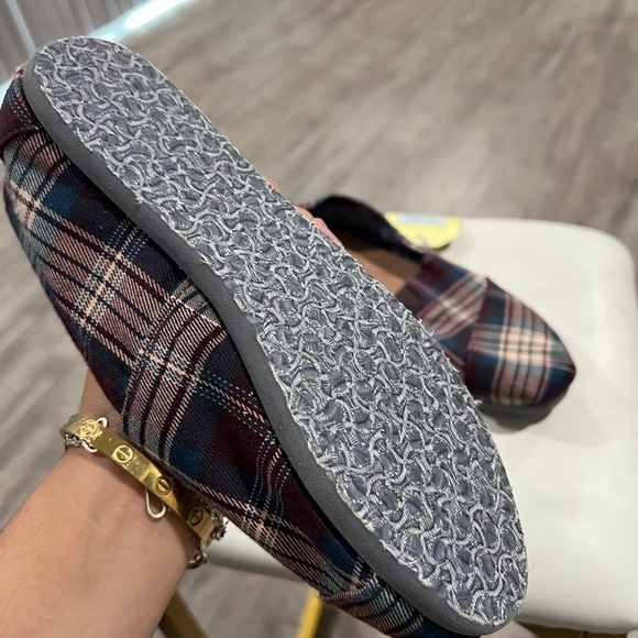 LAST PRICE🍒🤍 TOMS plaid comfort flats ✨ - Picture 4 of 13